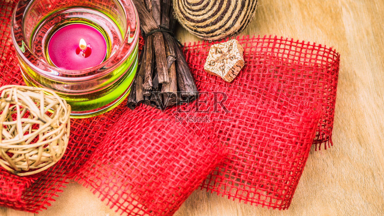 粗麻袋背景上放着百花香和肉桂棒照片摄影图片