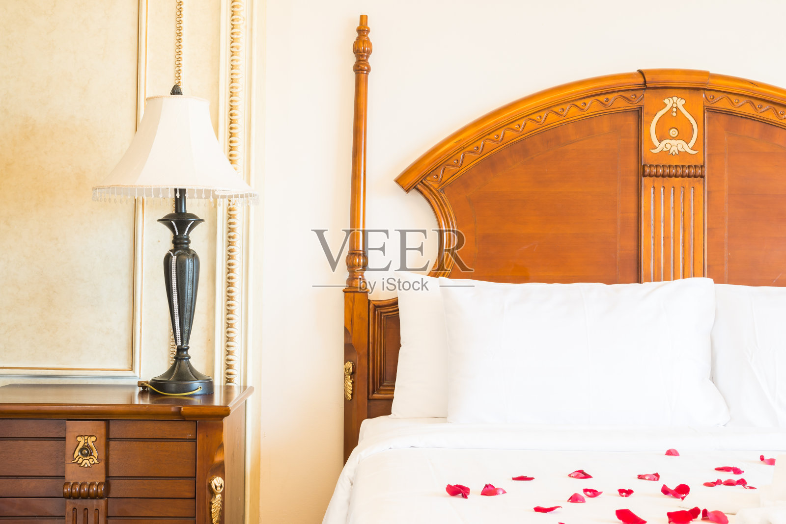 枕头在床上用灯照明照片摄影图片