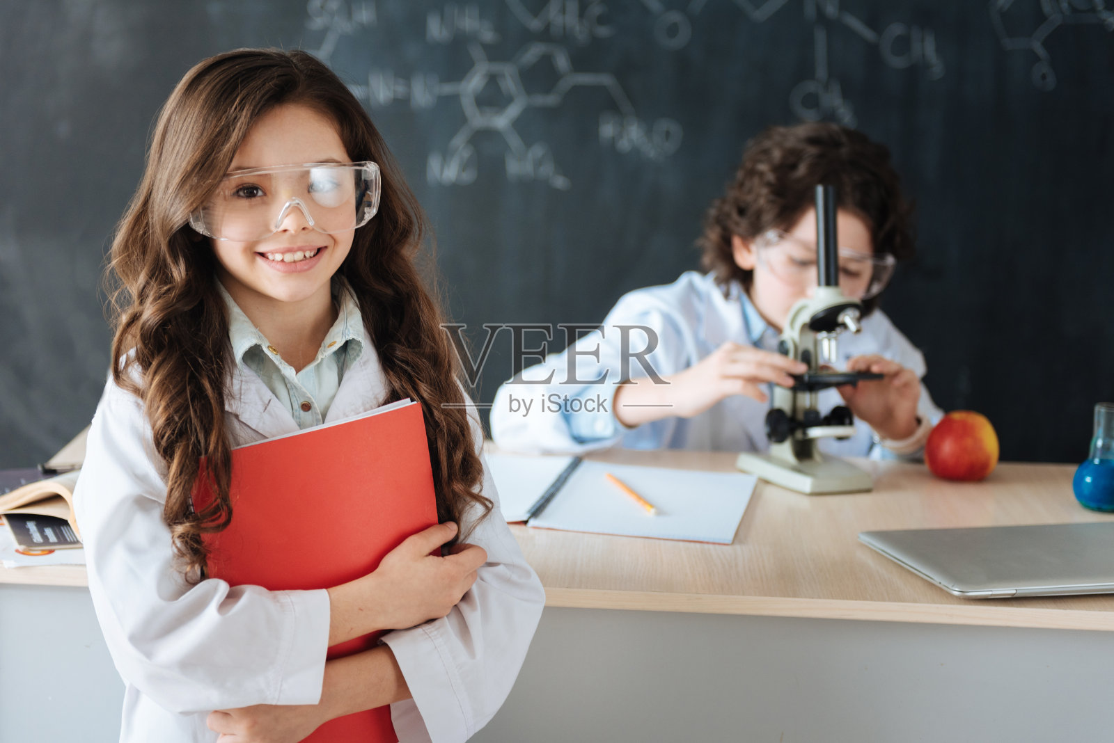 在学校里做科学项目的可爱的小学生们照片摄影图片