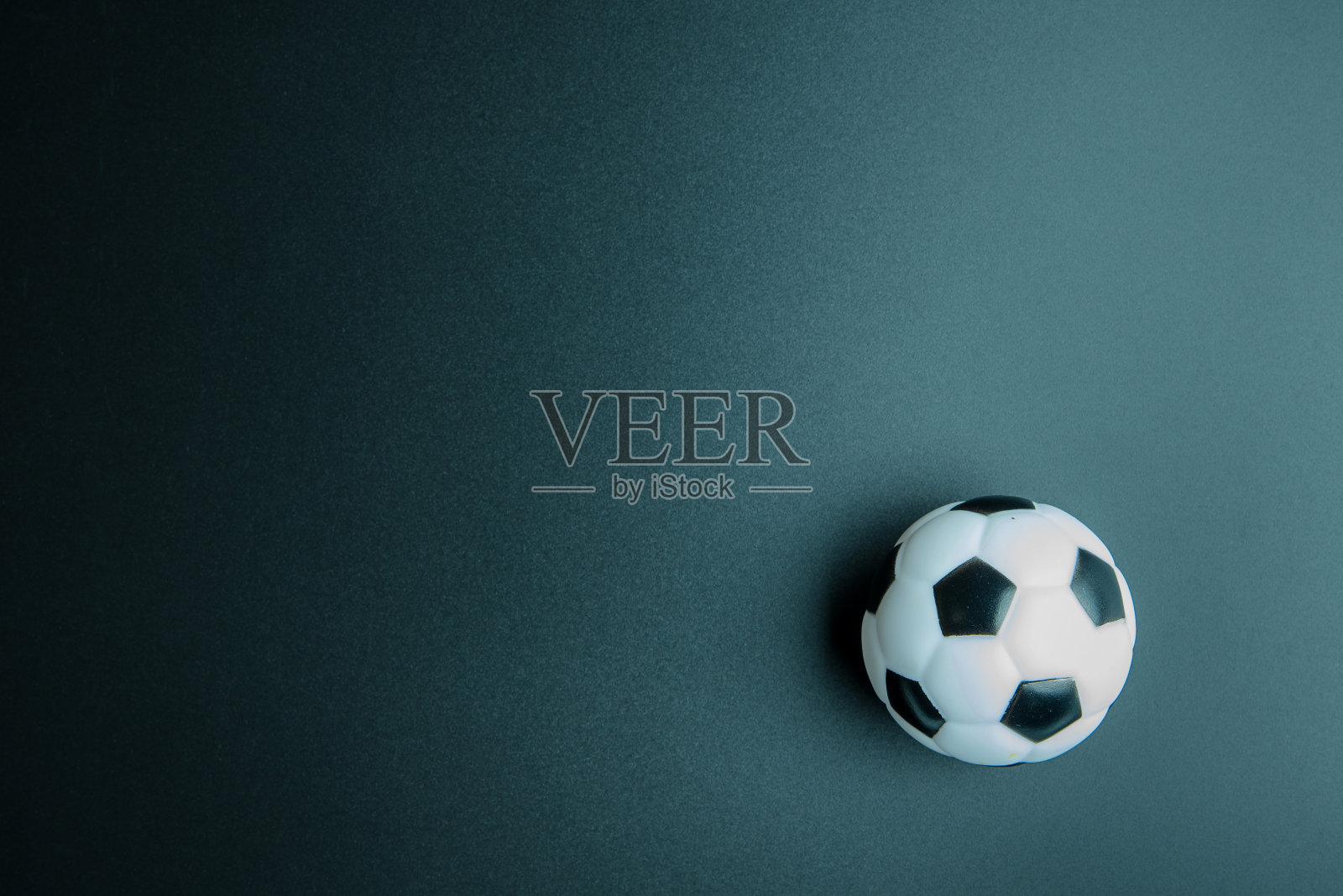 足球玩具孤立在黑色背景与复制空间。概念赢家的运动。照片摄影图片