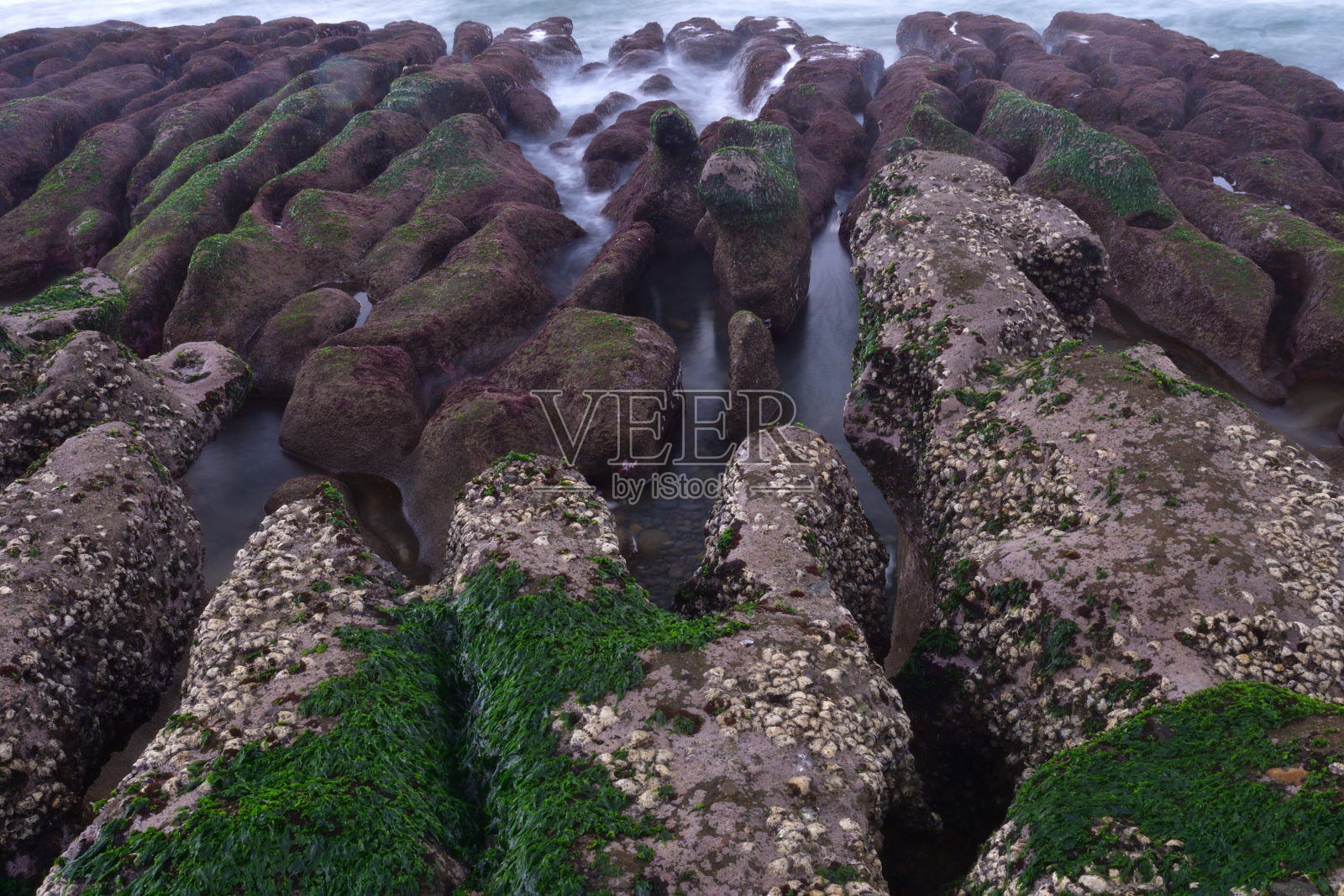 独特的海蚀地形,白色波浪照片摄影图片