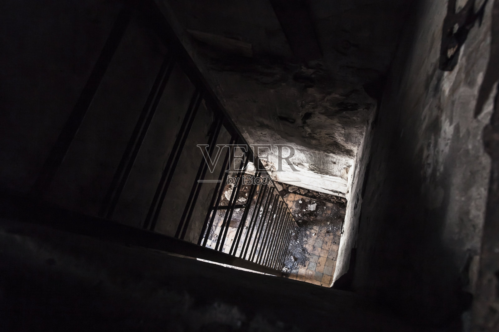 生锈的金属梯子从黑暗的房间往下走照片摄影图片