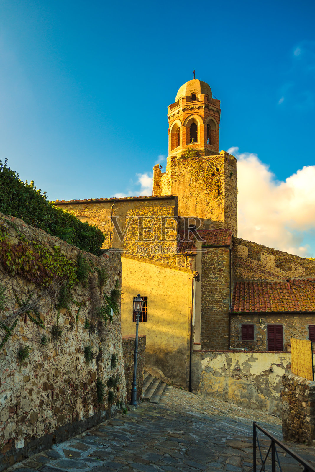 Castiglione della Pescaia,老街和教堂日落时分。近海岸沼泽地托斯卡纳,意大利照片摄影图片