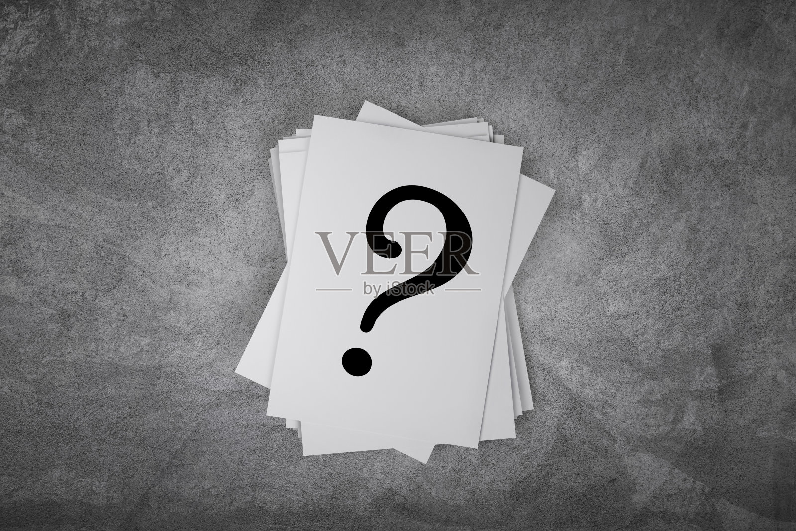 纸卡在具体的桌子上,带着问号,有空余的空间照片摄影图片