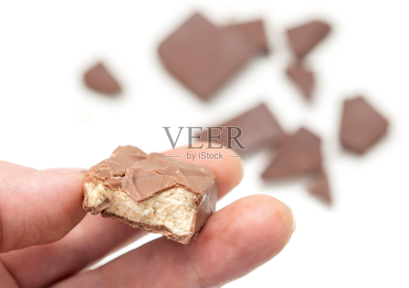 白底上拿着巧克力照片摄影图片