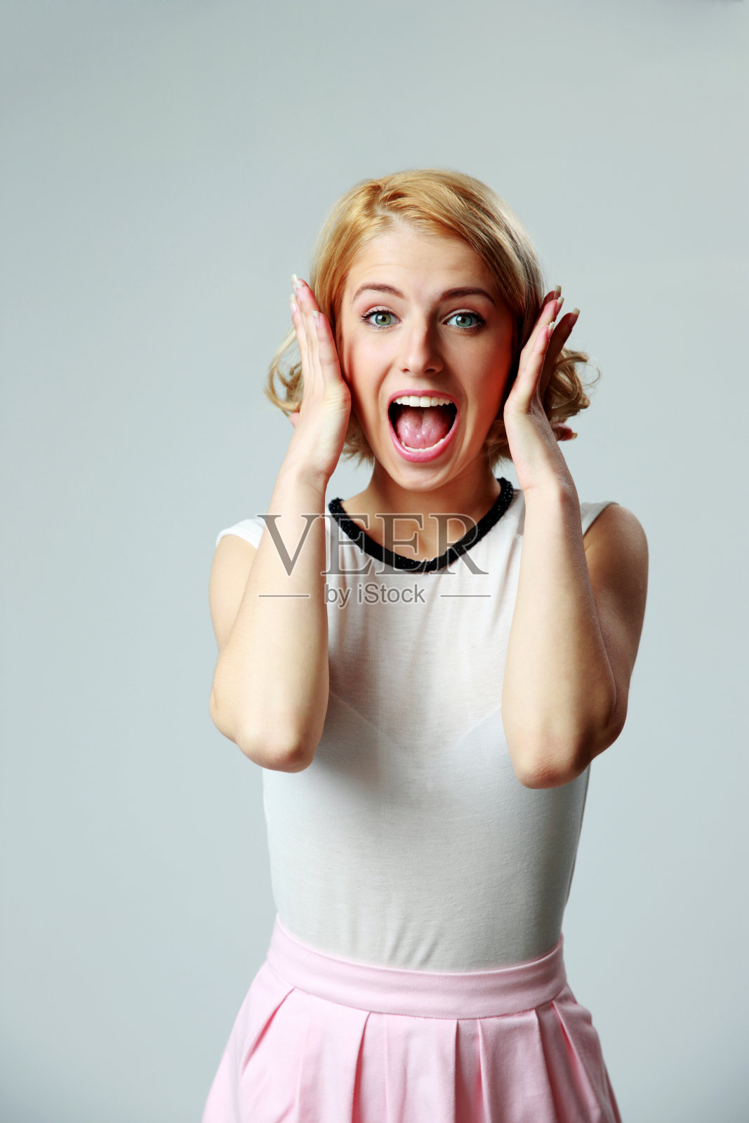 灰色背景下的女人在叫喊照片摄影图片