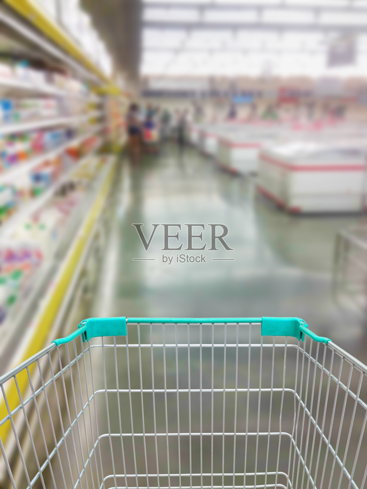 用购物车在超市购物照片摄影图片