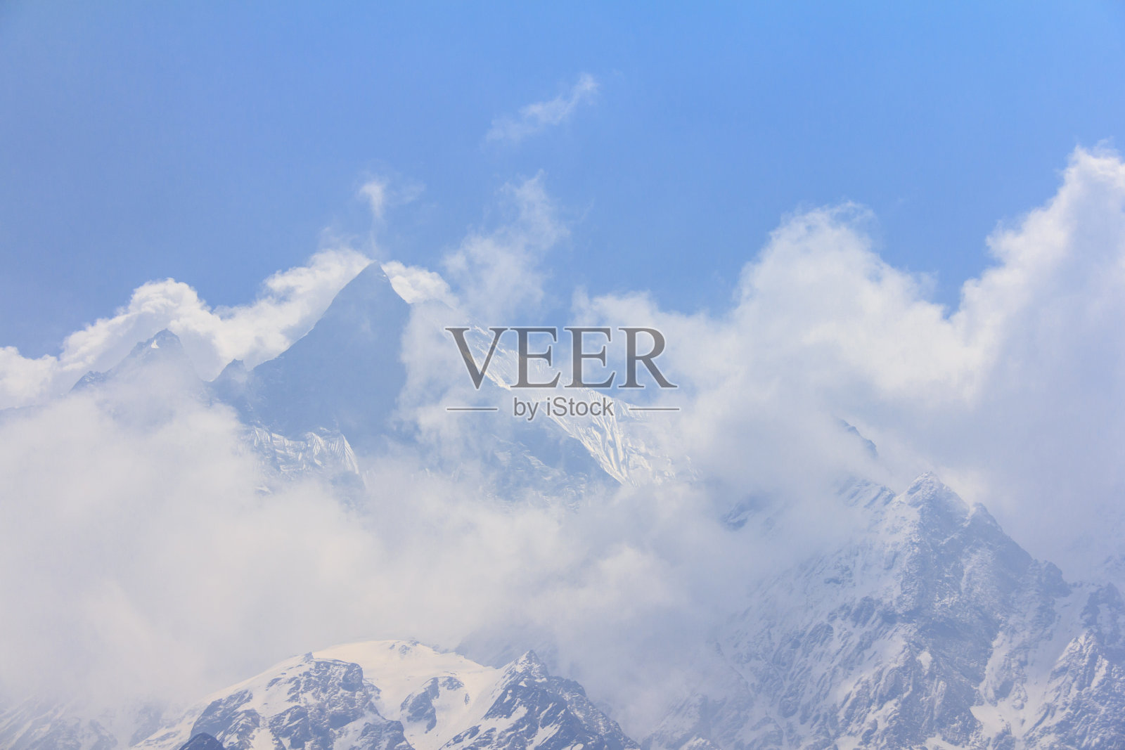 尼泊尔,喜马拉雅马查普查尔峰,多云的蓝天照片摄影图片