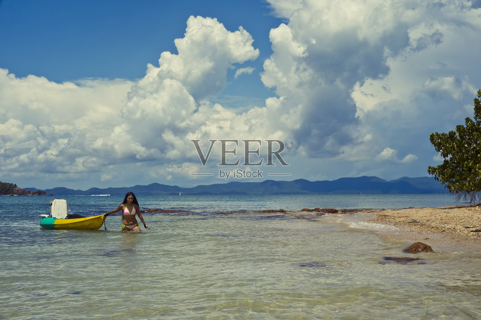 年轻的亚洲女人和皮划艇冒险行李箱照片摄影图片