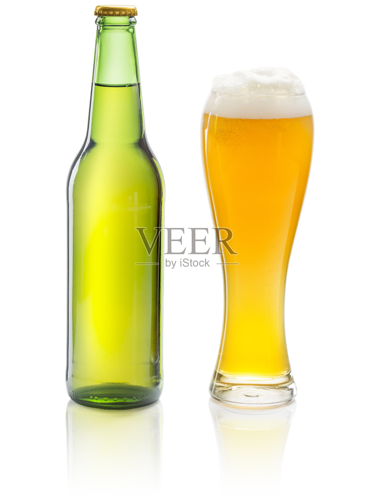 装满啤酒的杯子和绿色的瓶子照片摄影图片