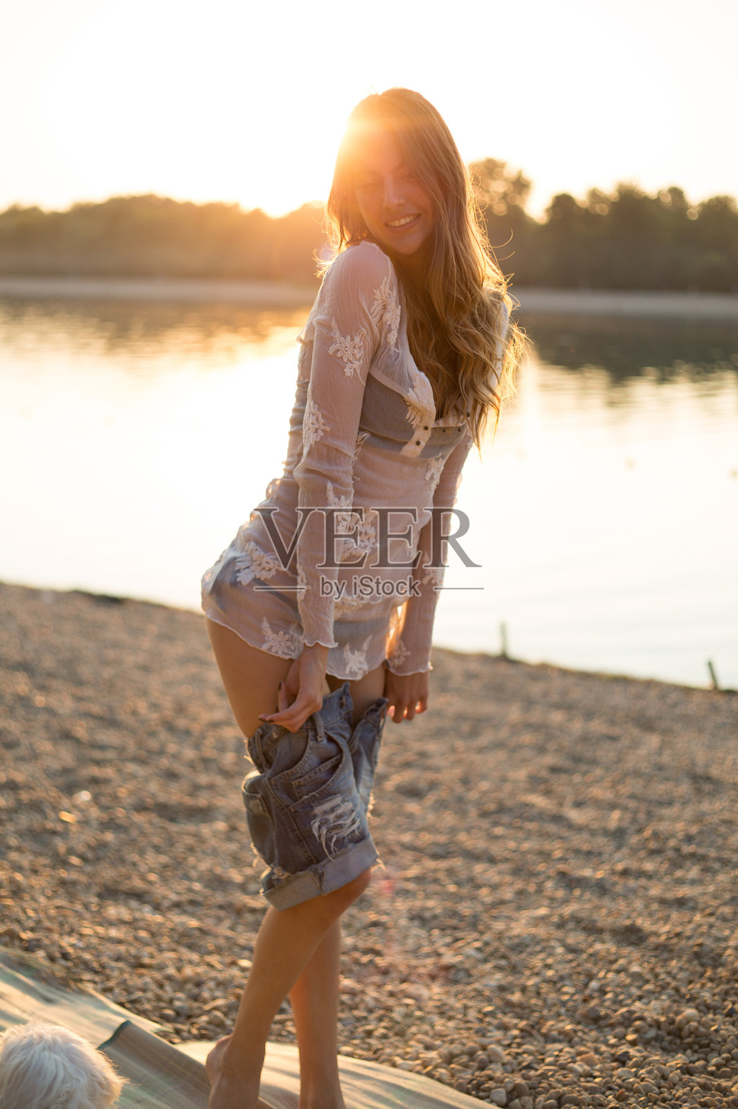 在海滩上穿衣服的女孩照片摄影图片