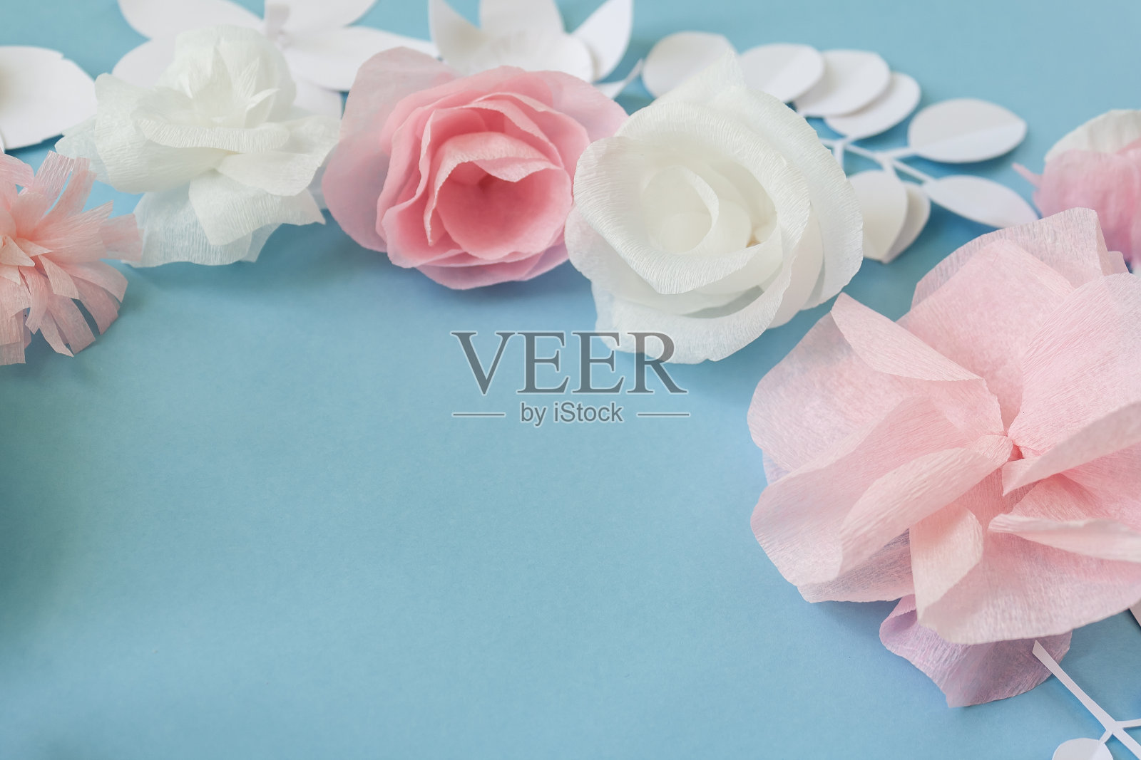 框架与彩色纸花在绿色背景。照片摄影图片