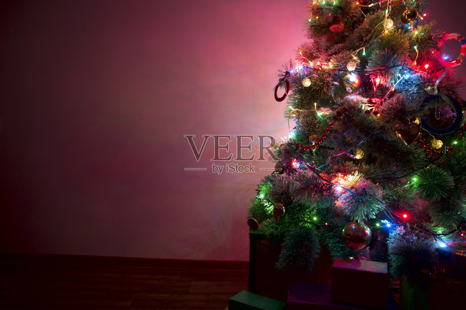 装饰精美的圣诞树照片摄影图片