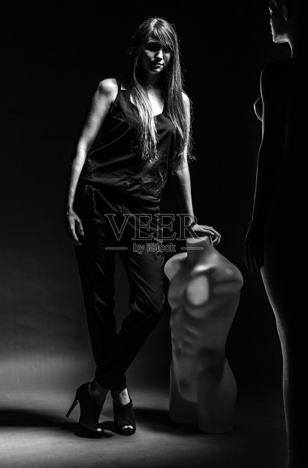 黑暗中的女人和人体模型照片摄影图片