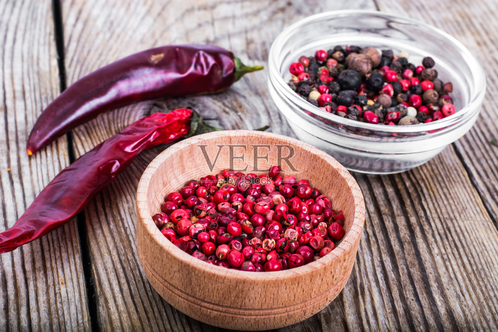 在木质背景上混合不同的甜椒照片摄影图片