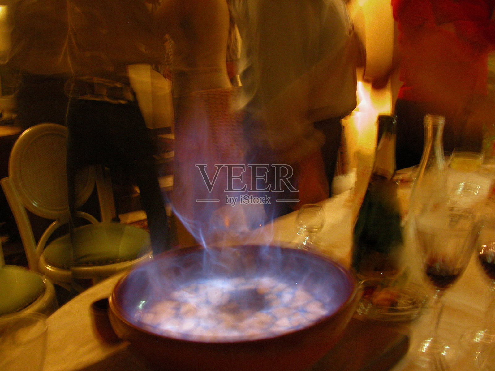 有火的西班牙酒杯照片摄影图片