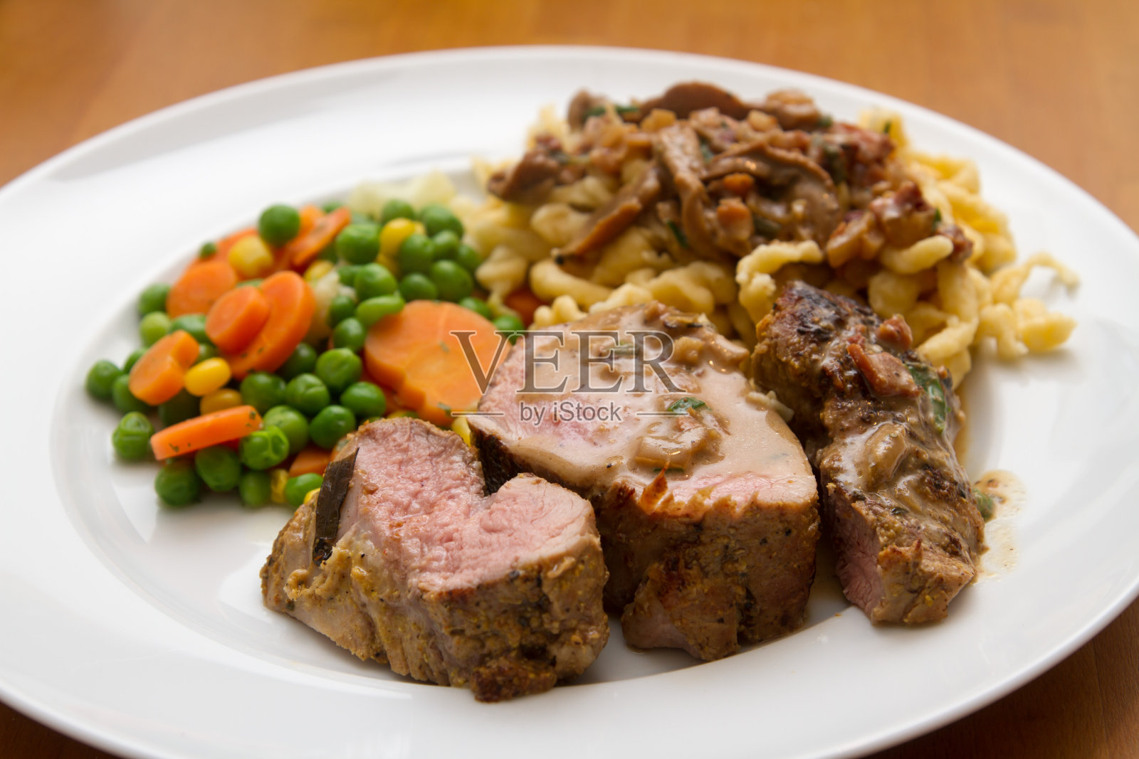 猪肉片和鲜艳的蔬菜照片摄影图片