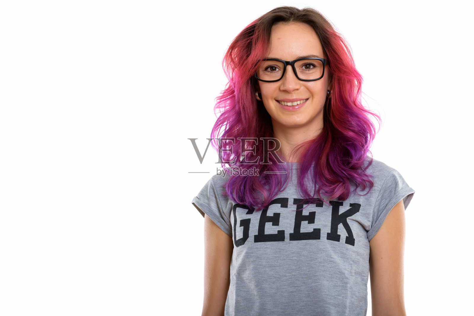 工作室拍摄的快乐极客女孩戴着眼镜微笑照片摄影图片