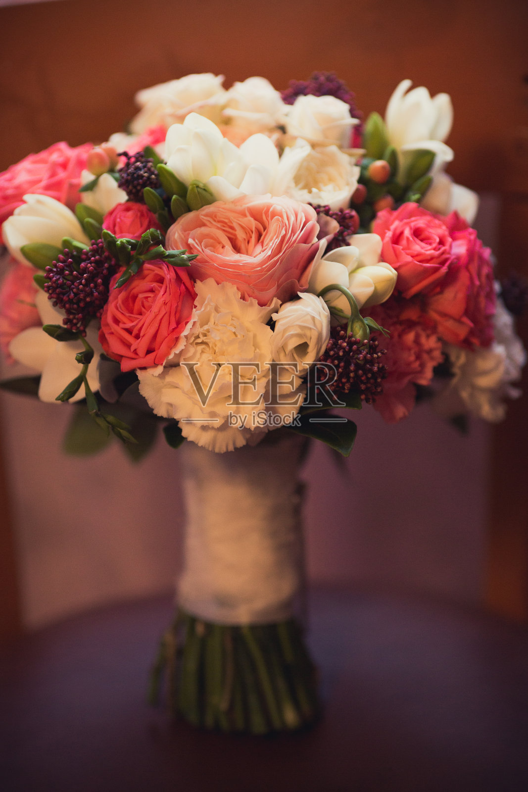 桌上花束的特写镜头照片摄影图片