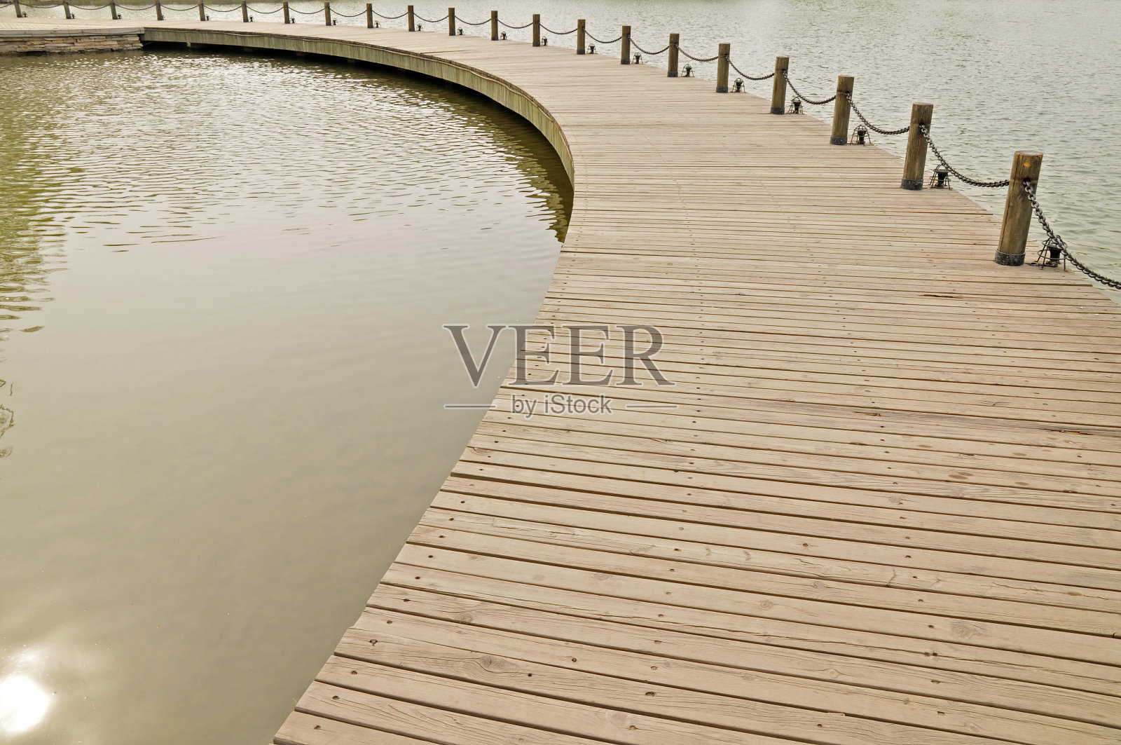 湖上的木码头照片摄影图片