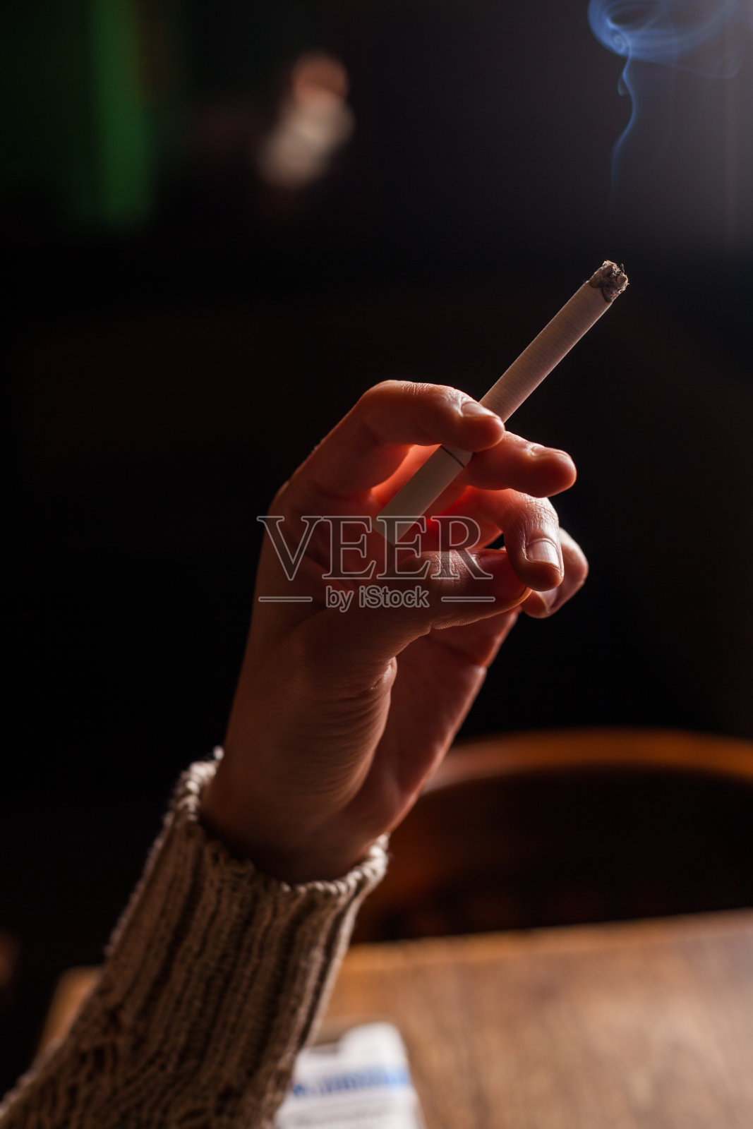 手拿着香烟照片摄影图片