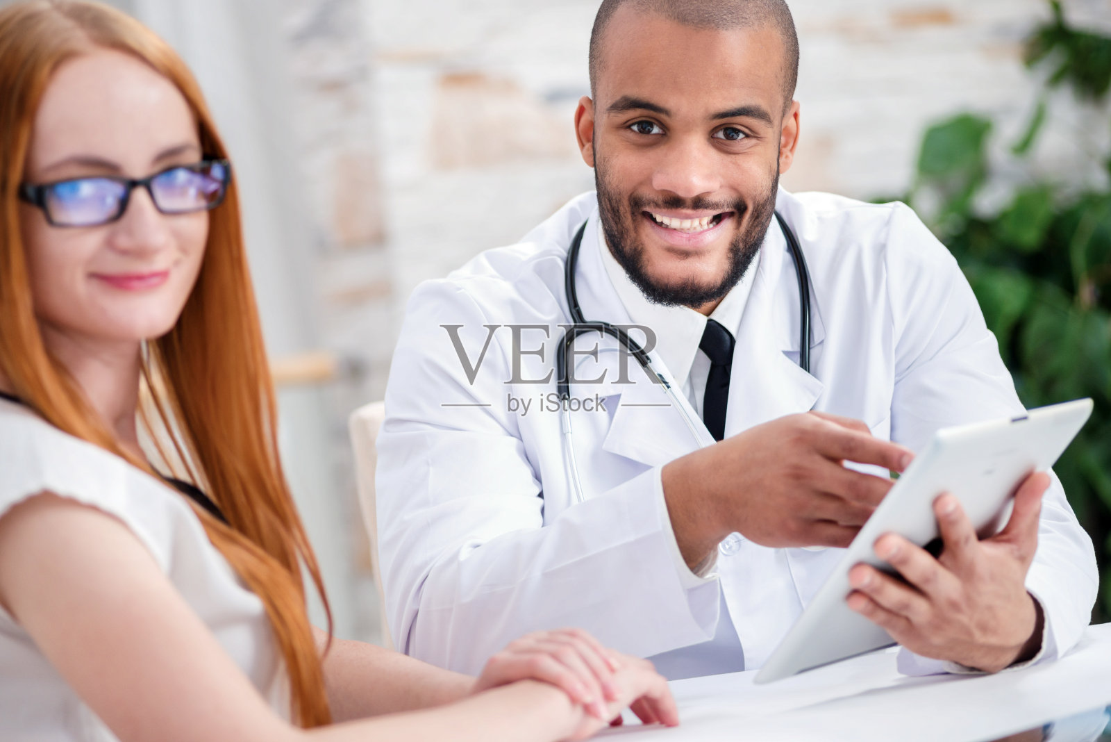 快乐医生手持平板电脑看着照片摄影图片