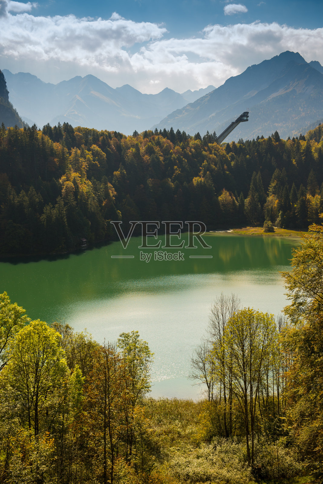 滑雪跳跃与森林,湖泊和山脉照片摄影图片