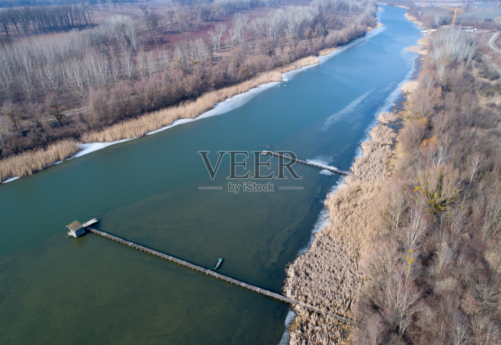 无人机拍摄的河流景观照片摄影图片