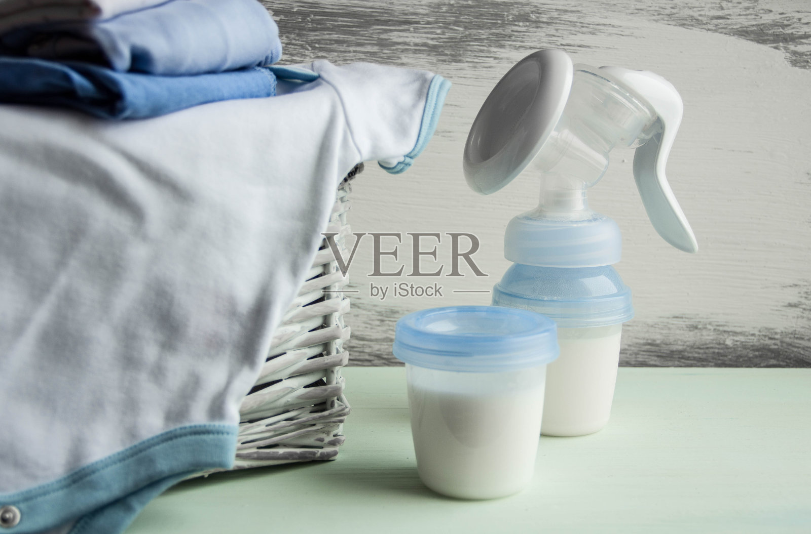 手动吸乳器,婴儿奶瓶照片摄影图片