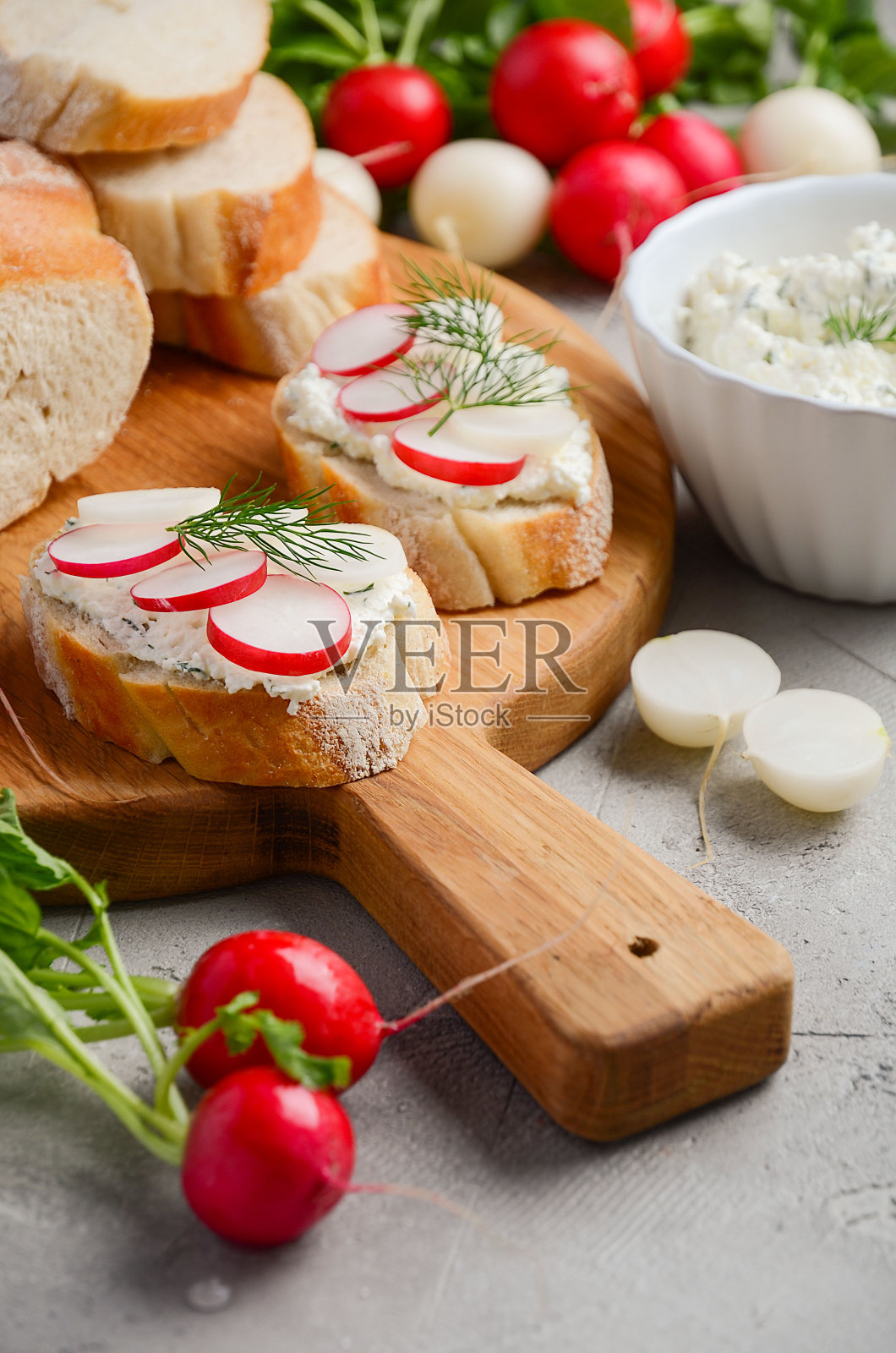 干酪奶油和彩色萝卜烤面包照片摄影图片