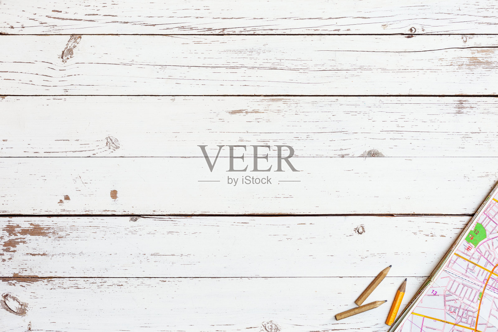 白色空木桌与地图照片摄影图片