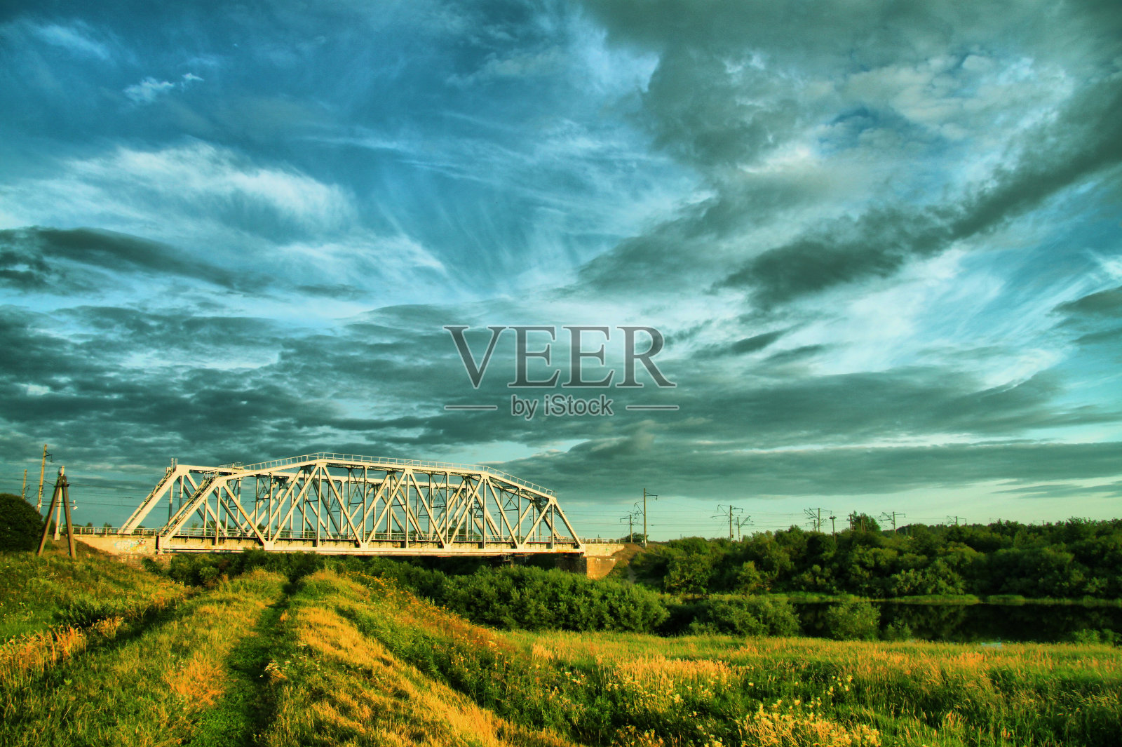 日落时分的铁路桥照片摄影图片