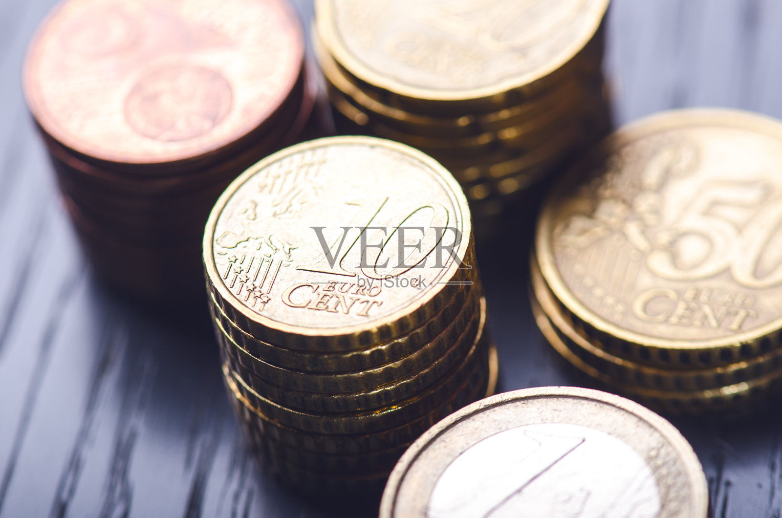 欧元的钱。硬币被孤立在一个黑色的背景上。欧洲货币。平衡的钱。建筑从硬币。不同价值的硬币照片摄影图片