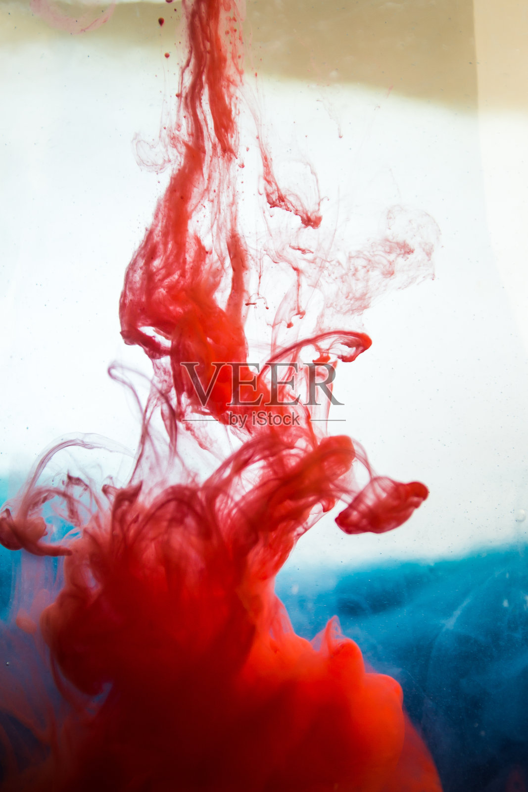 红墨水在水里孤立在白色背景上照片摄影图片