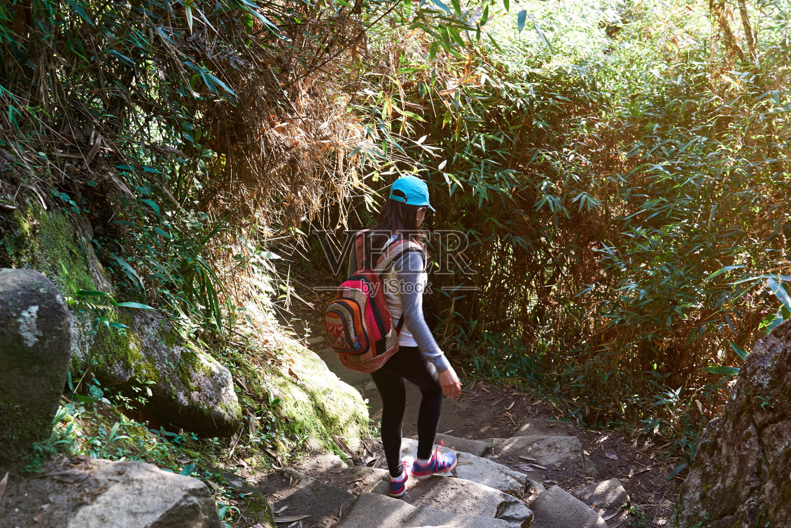 旅行者走在石头路上照片摄影图片