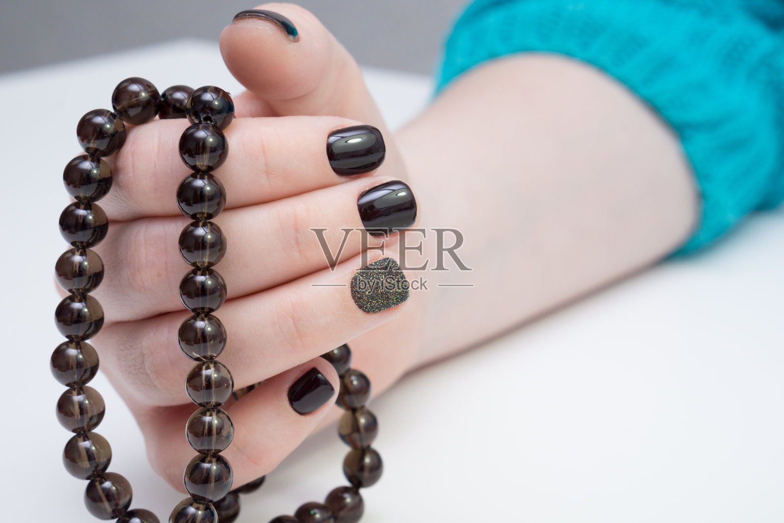 自然的指甲和惊人的干净的指甲。波兰应用凝胶。照片摄影图片