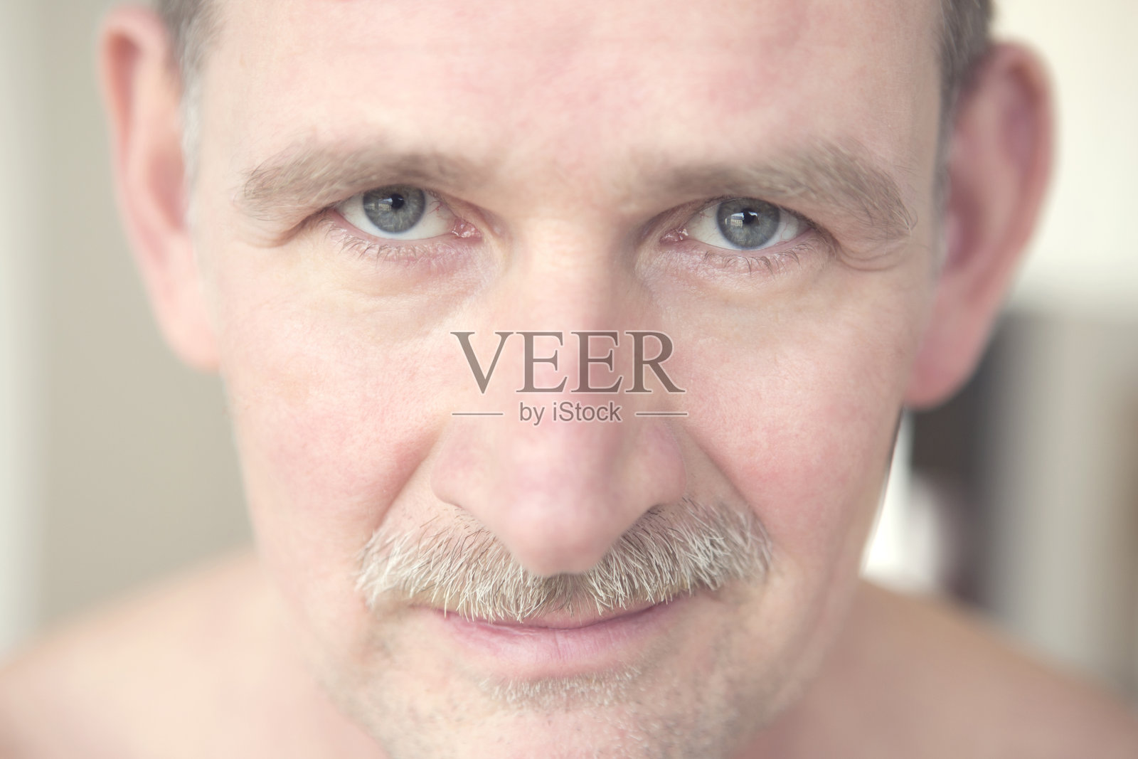 一个五十多岁留着小胡子的男人的肖像照片摄影图片