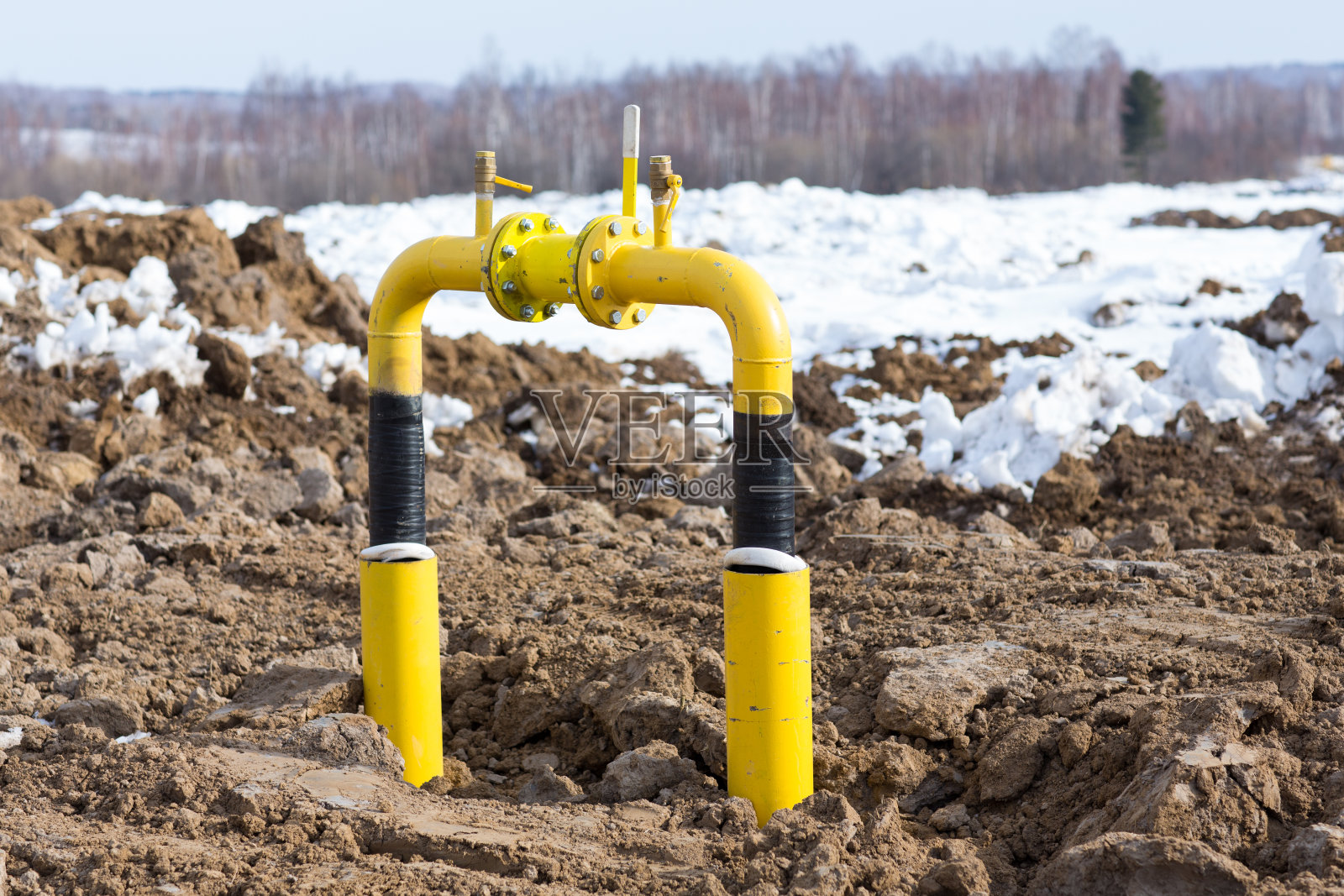 冬季地下铺设黄色煤气管道照片摄影图片
