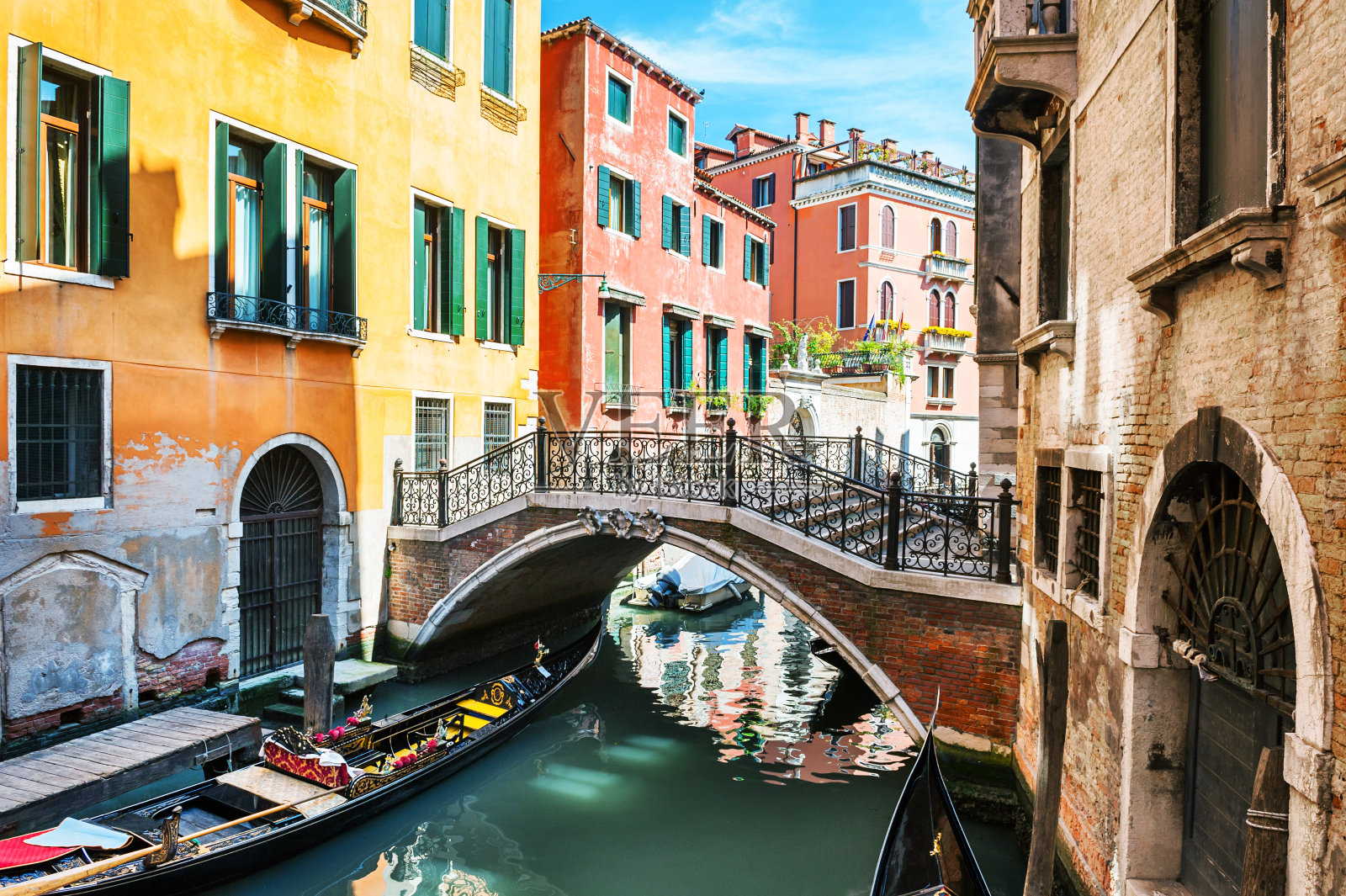 风景优美的运河,桥和五颜六色的建筑在威尼斯,意大利照片摄影图片
