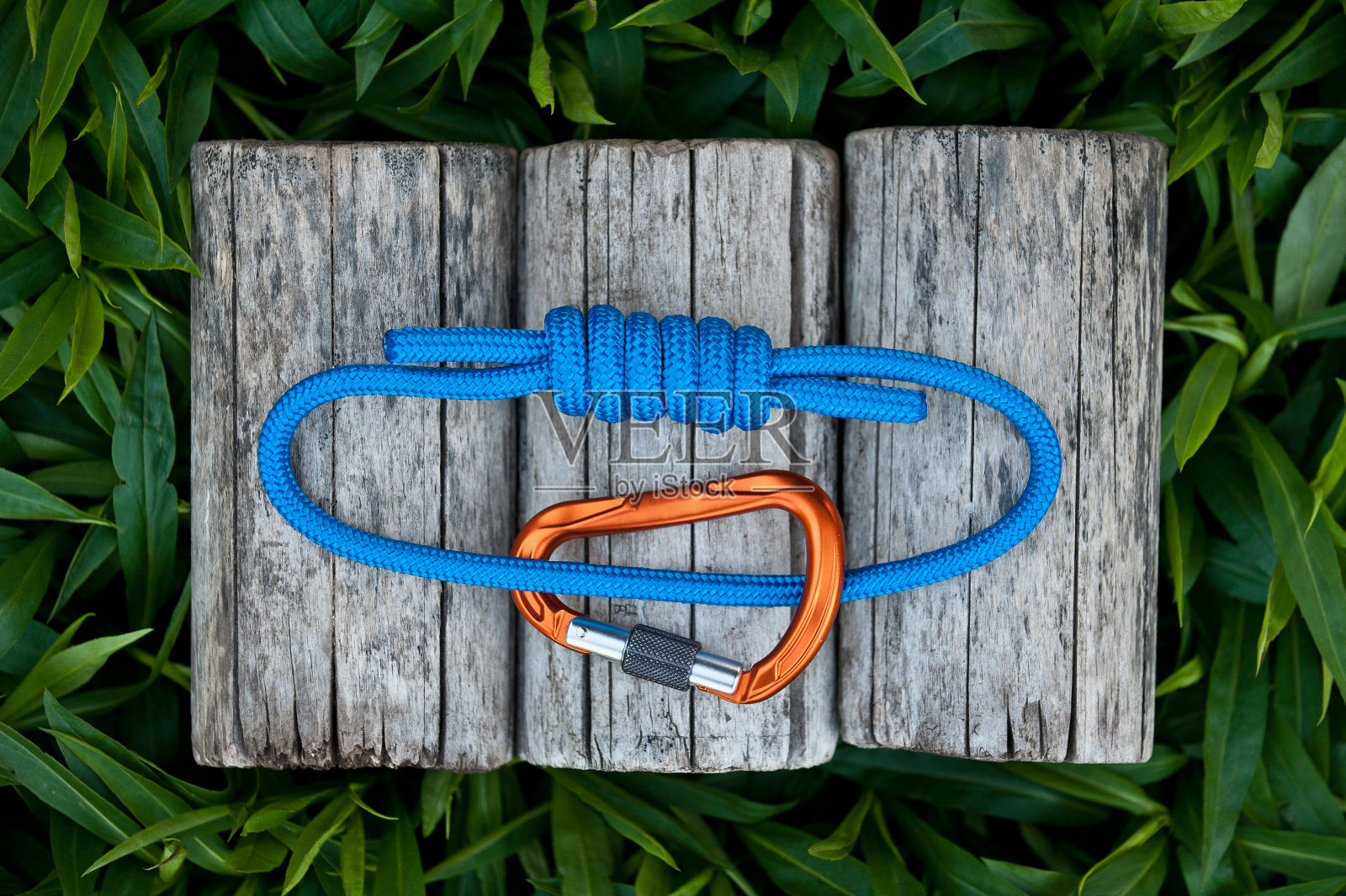 在自然环境中摆放整齐的登山装备照片摄影图片