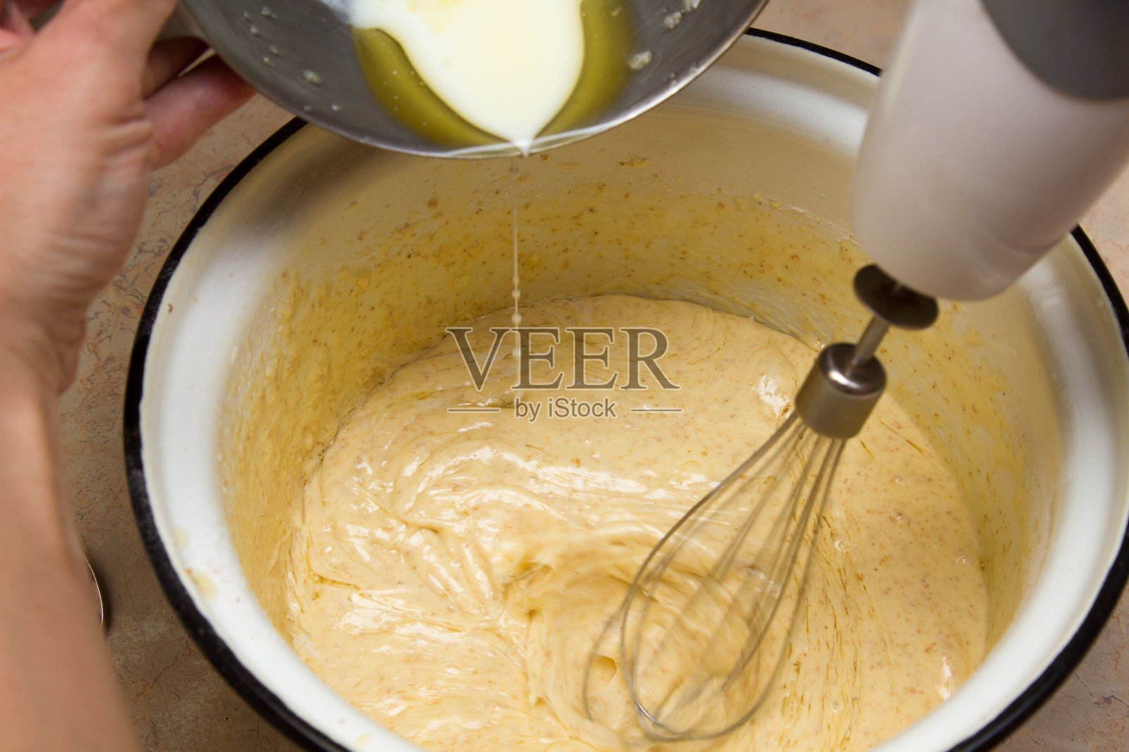 女孩用搅拌器揉面照片摄影图片