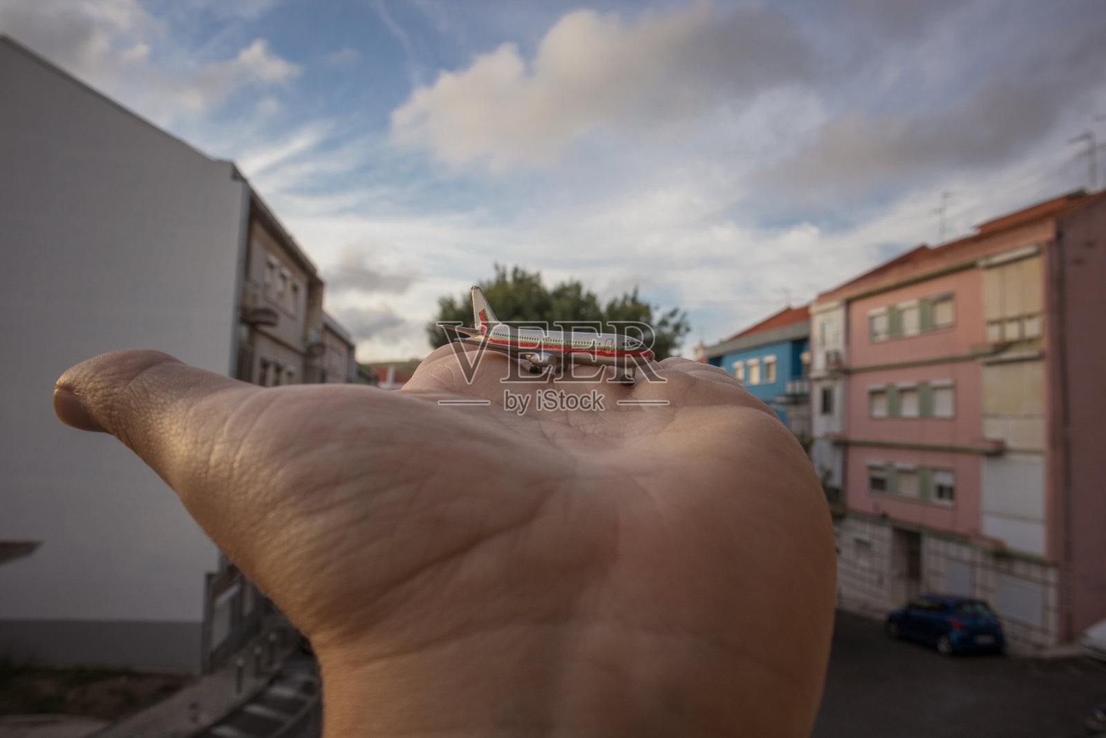 掌上的微型飞机俯瞰着城市照片摄影图片
