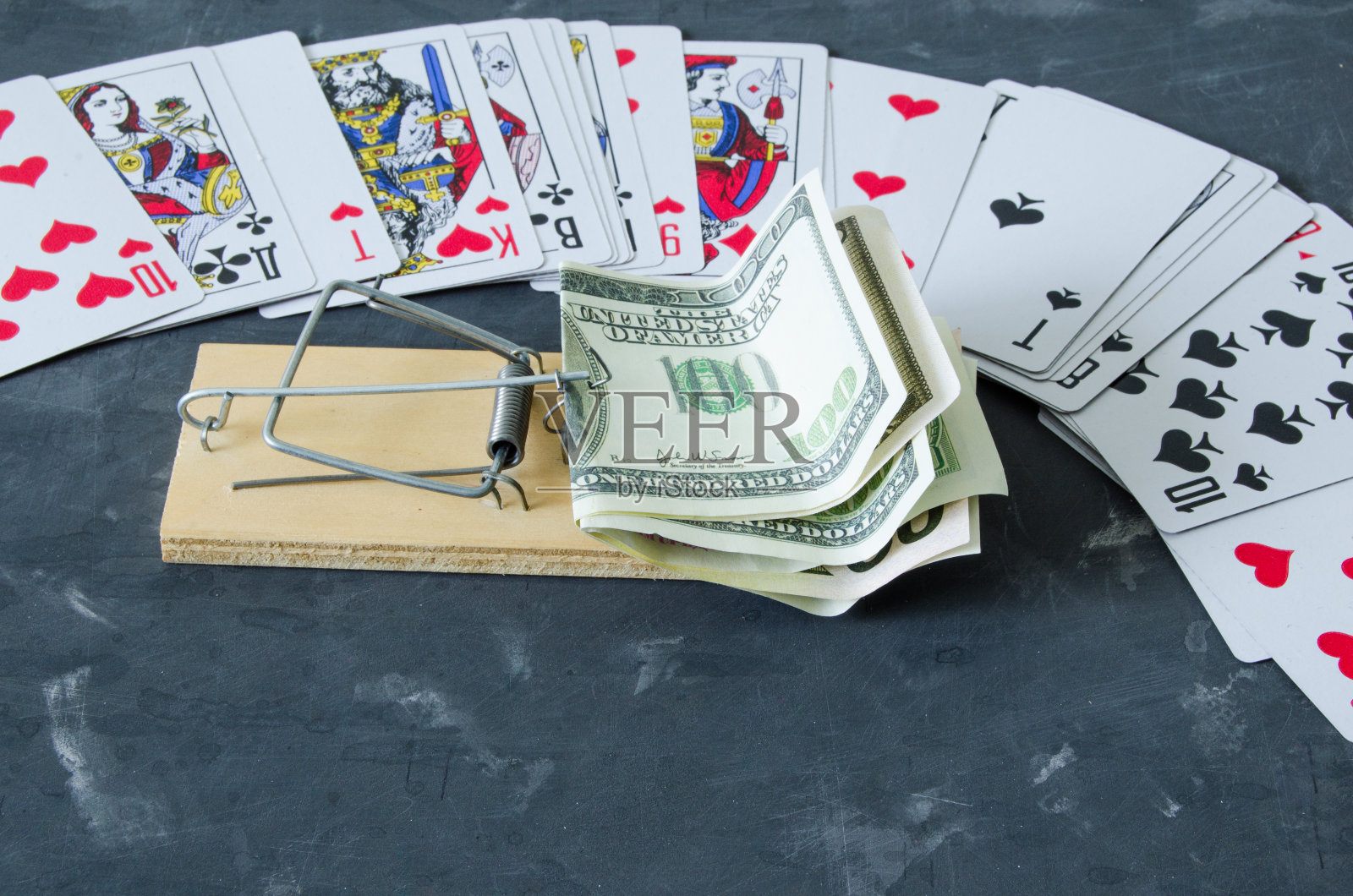 夹着卡片里的钱。照片摄影图片