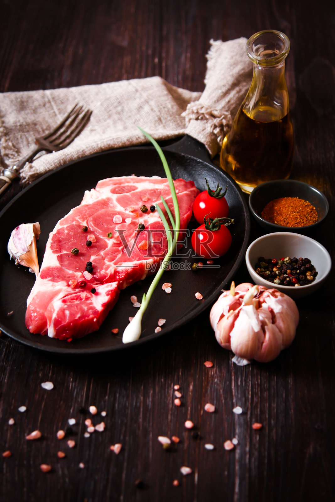 一块生牛肉上的黑色铸件照片摄影图片