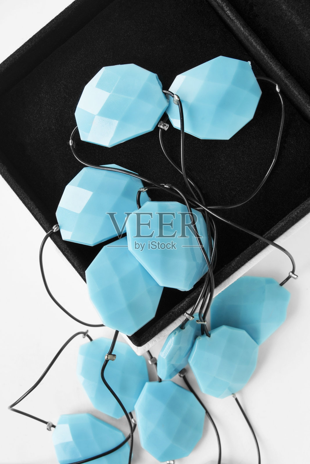 盒子里的珠子照片摄影图片