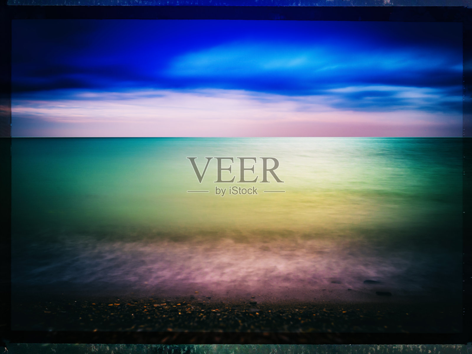 水平复古明信片与戏剧性的海洋潮汐波回照片摄影图片