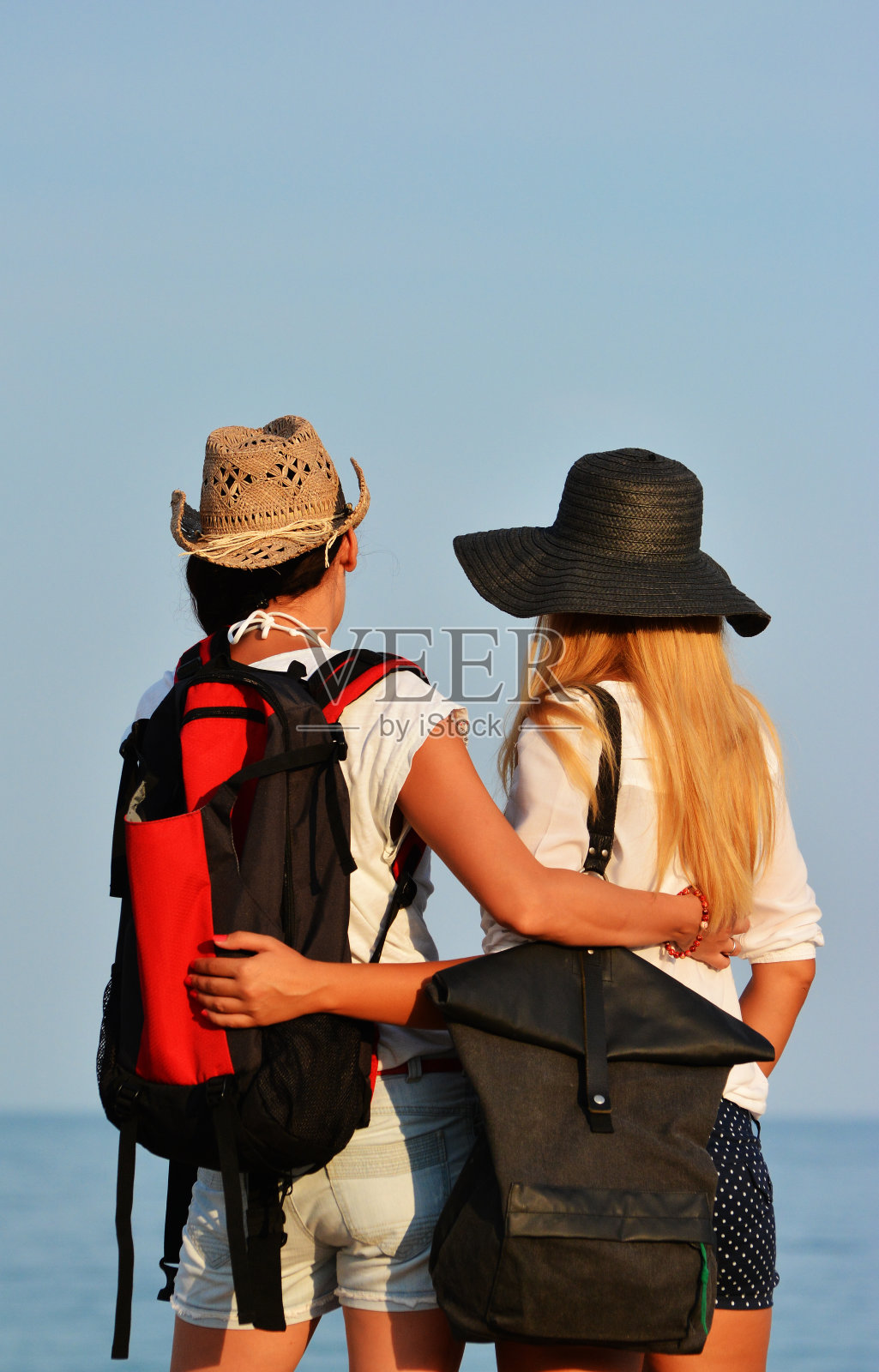 与背包徒步旅行者照片摄影图片