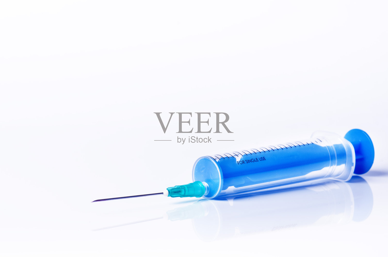 医疗设备。注射隔离在白色背景反射。药店的背景照片摄影图片