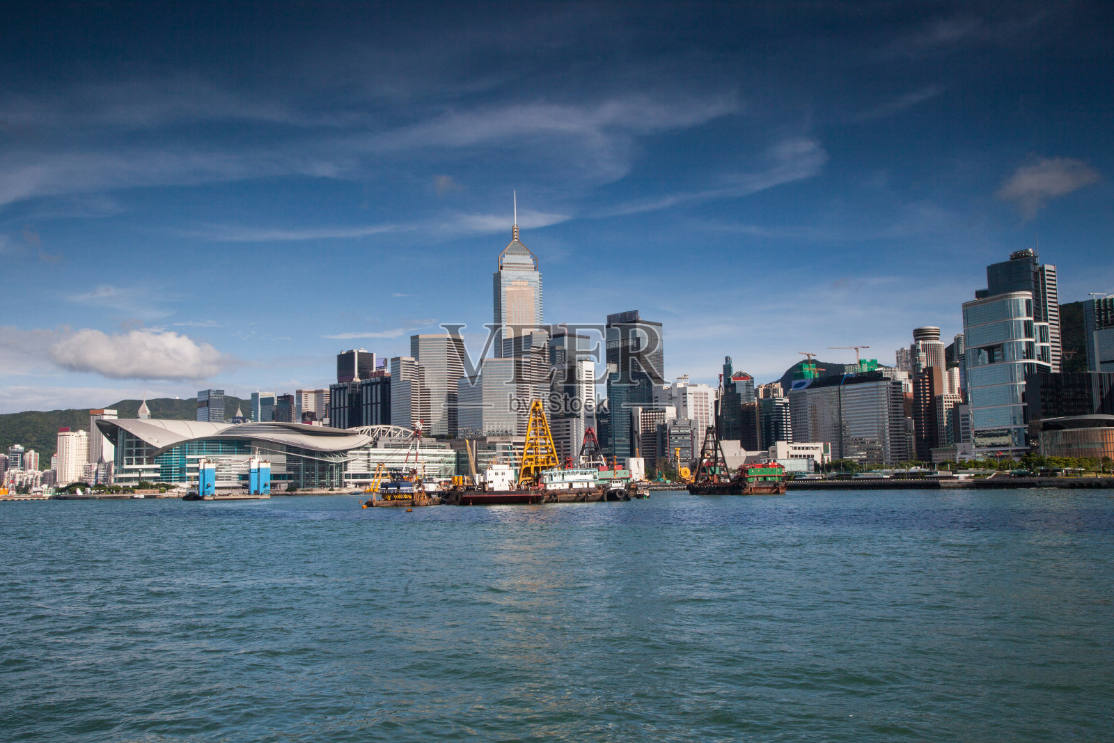 香港的商业中心,有着晴朗的蓝天照片摄影图片