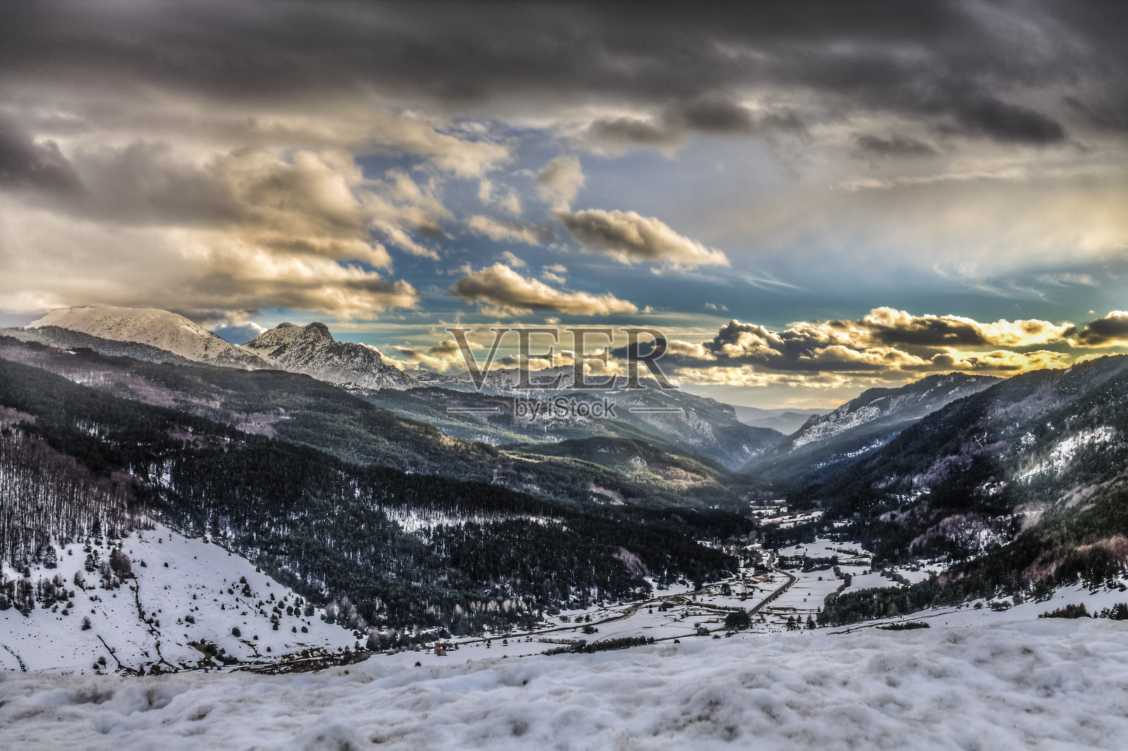 在冬天的雪山中漫步照片摄影图片